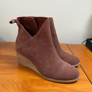 NWT Toms Sutton Chestnut Suede Ankle Bootie Side Zip Wedge Heel Fall Winter W11